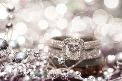 Advantages of Choosing Engagement Rings with Center Diamonds Inclusions