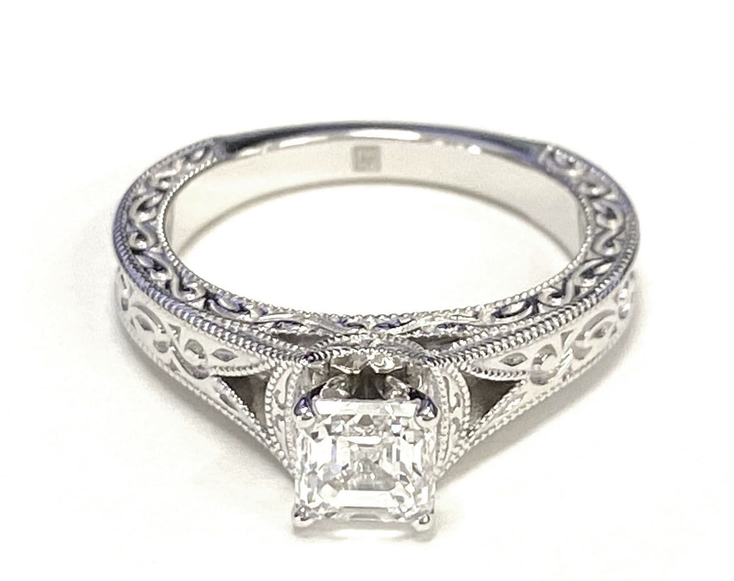 แหวนหมั้นทอง 14K Asscher Cut สลักด้วยมือและแหวนหมั้น Solitaire วินเทจ Milgrain