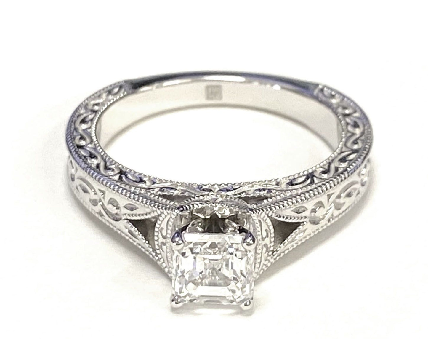แหวนหมั้นทอง 18K Asscher Cut สลักด้วยมือและแหวนหมั้น Solitaire วินเทจ Milgrain