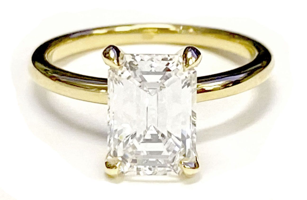 แหวนหมั้นเพชร 18K White Gold Emerald Cut Comfort Fit Claw Prong Solitaire