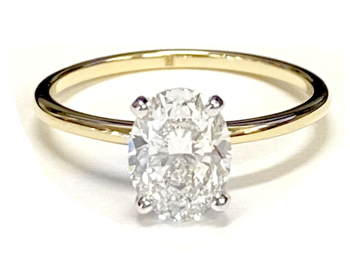 แหวนหมั้นทองคำขาว 18K ทรงกลม Comfort Fit Claw Prong Solitaire