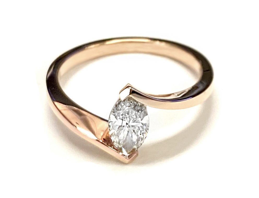 แหวนหมั้น Solitaire 14K Rose Gold Marquise Half Bezel Twist Tension