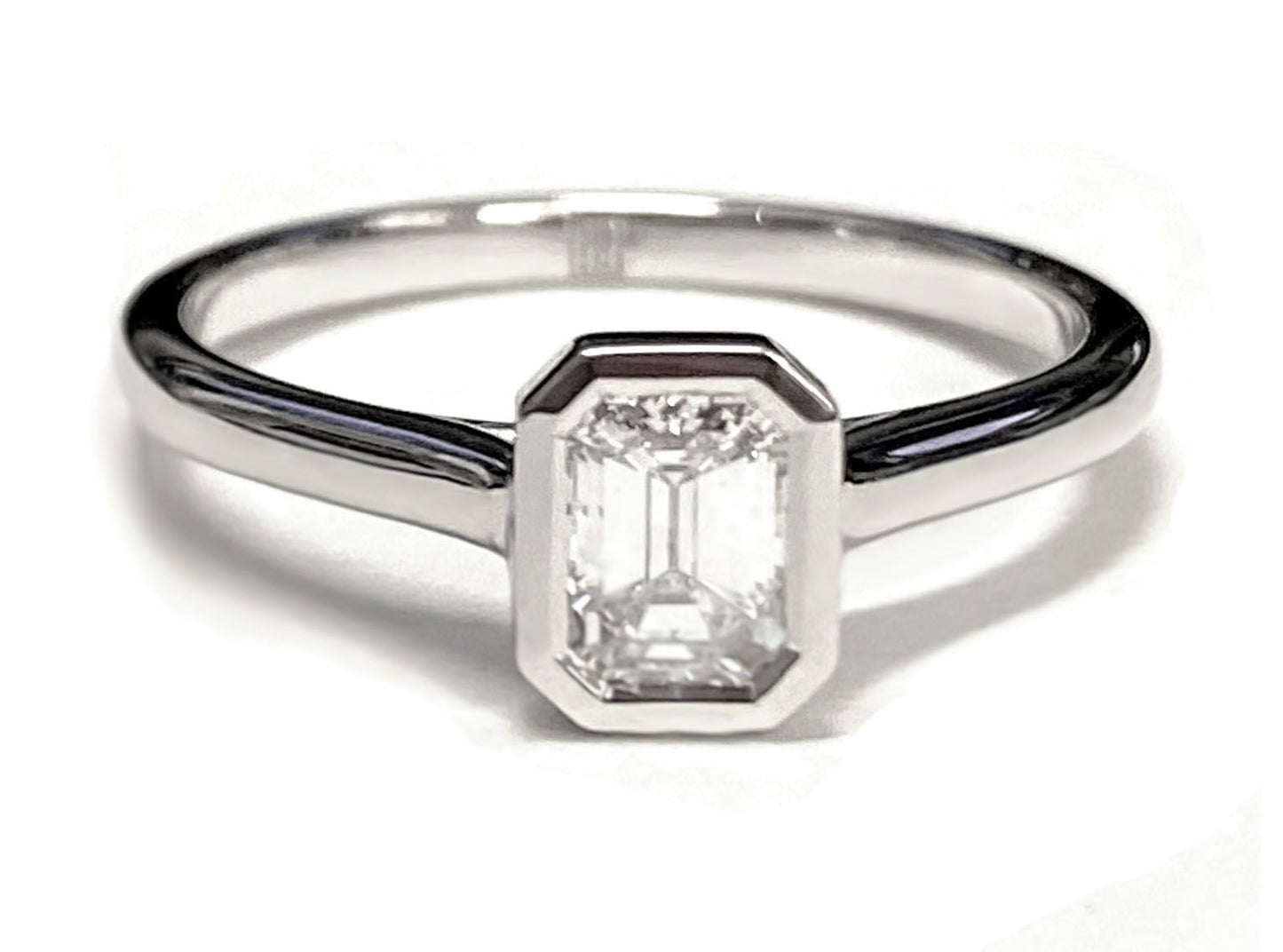 แหวนหมั้นเพชร 14K White Gold Emerald Cut Simple Bezel Solitaire