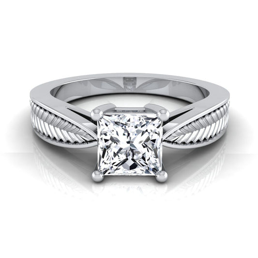 แหวนหมั้นเพชร 14K White Gold Princess Cut ที่ได้รับแรงบันดาลใจจากใบไม้รูปแบบ Pinched Solitaire