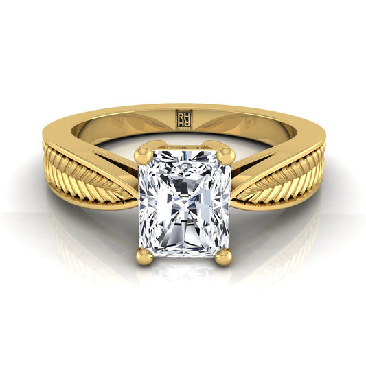 แหวนหมั้นเพชร 18K Yellow Gold Radiant Cut Center ที่ได้รับแรงบันดาลใจจากใบไม้รูปแบบ Pinched Solitaire