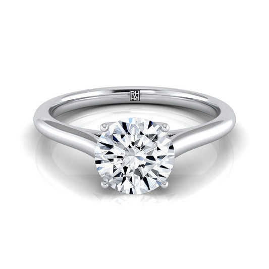 แหวนหมั้นเพชร 18K ไวท์โกลด์ ทรงกลมสุกใสสไตล์มหาวิหาร Comfort Fit Solitaire