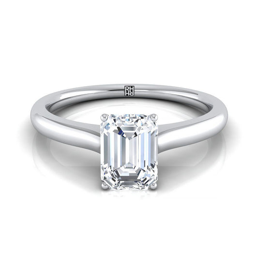 18K White Gold Emerald Cut Cathedral Solitaire แหวนหมั้นหินลับสุดเซอร์ไพรส์