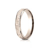 14k Rose Gold Comfort Fit ขอบขัดเงาสูง 4 มม. แบบ Hammered Center Design