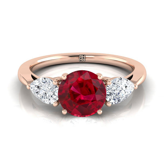 14K Rose Gold Round Brilliant Ruby จับคู่ได้อย่างสมบูรณ์แบบแหวนหมั้นเพชรสามรูปลูกแพร์ -7/8ctw