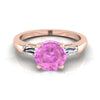 14K Rose Gold Round Brilliant Pink Sapphire สามหินเรียว Baguette แหวนหมั้น -1/5ctw