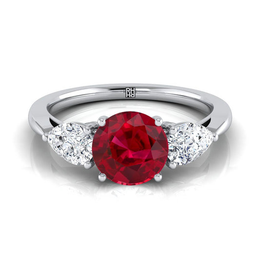 18K White Gold Round Brilliant Ruby ที่จับคู่ได้อย่างสมบูรณ์แบบแหวนหมั้นเพชรสามรูปลูกแพร์ -7/8ctw