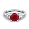 18K สีขาวทอง Round Brilliant Ruby จับคู่อย่างสมบูรณ์แบบรอบสามแหวนหมั้นเพชร -1/4ctw