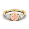 18K สีเหลืองทอง Round Brilliant Morganite จับคู่อย่างสมบูรณ์แบบรูปลูกแพร์สามแหวนหมั้นเพชร -7/8ctw