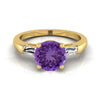 18K สีเหลืองทอง Round Brilliant Amethyst สามหินเรียว Baguette แหวนหมั้น -1/5ctw